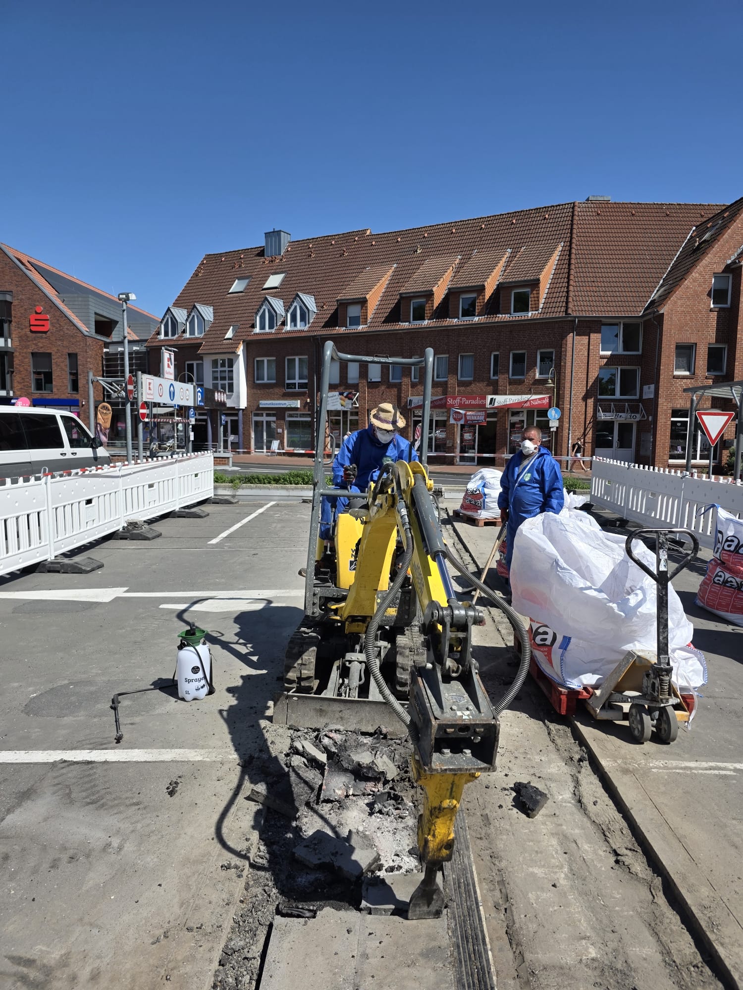 Terminator 2100 Pro Aufsitz-Stripper entfernt Asphalt in Leipzig