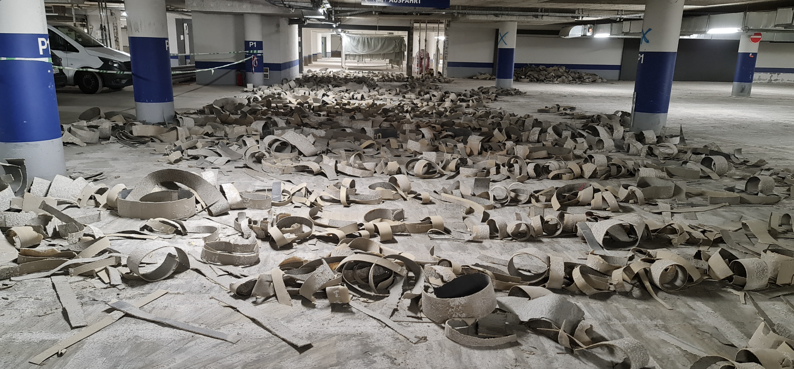 Fachgerechtes Strippen von Epoxidharzen und Parkhausabdichtungen zur Freilegung der Betonoberfläche durch Concrete Oberflächentechnik