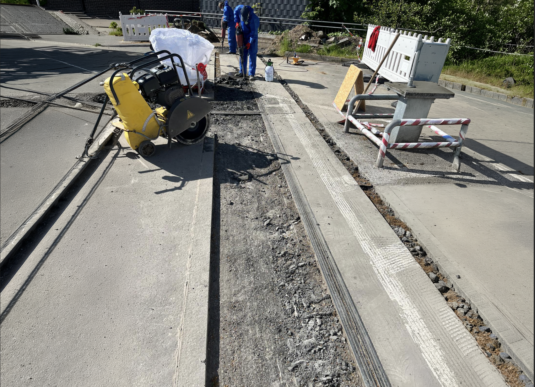 Professionelles Kugelstrahlen zur Reinigung und Aufrauhung von Betonoberflächen für perfekten Haftverbund.