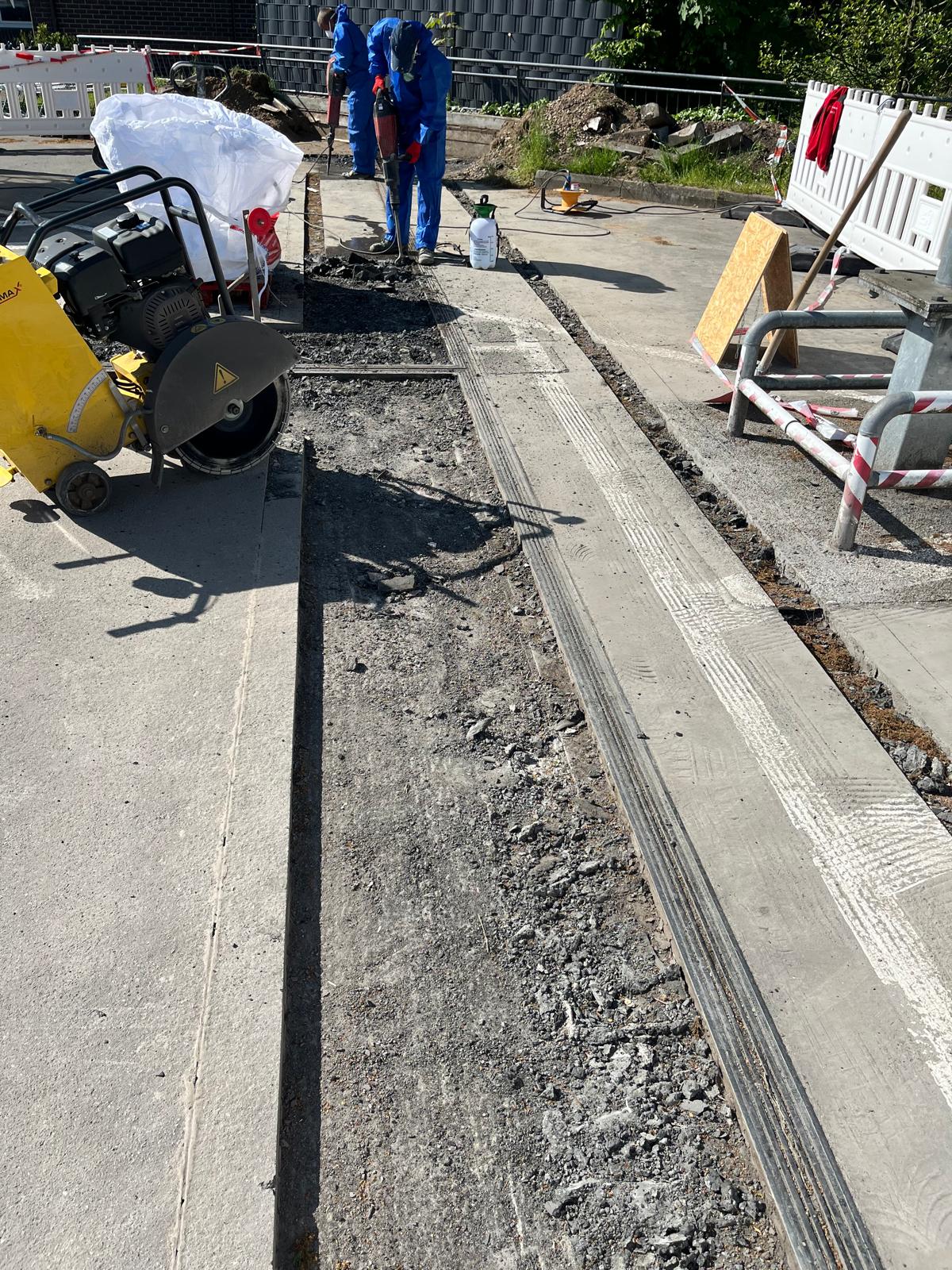 Terminator 2100 Pro Aufsitz-Stripper entfernt Asphalt in Leipzig