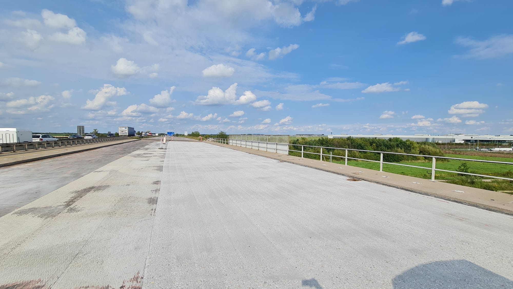 Kugelstrahlmaschine bearbeitet Betonboden auf Autobahn