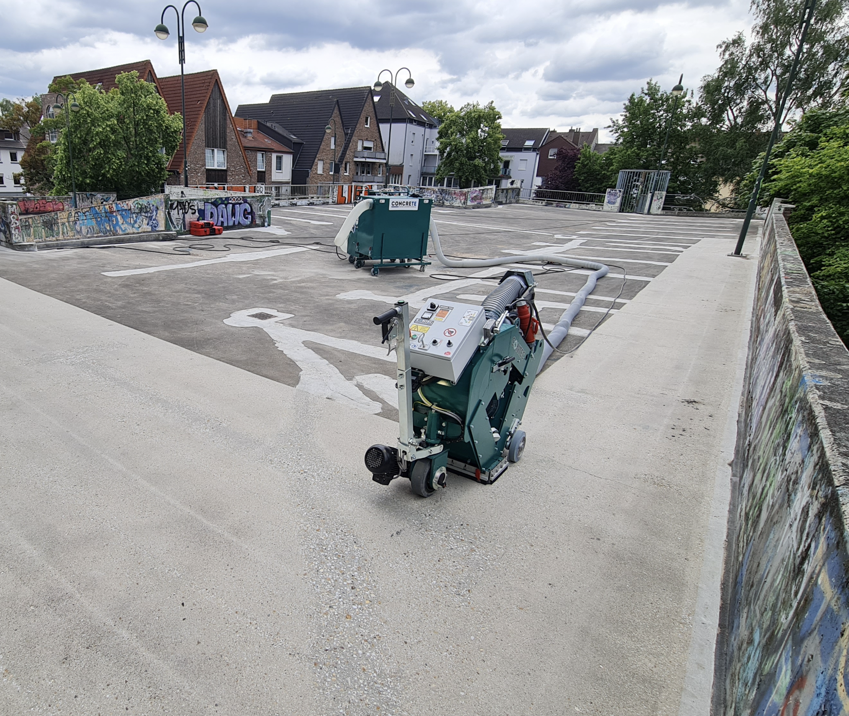 Professionelles Kugelstrahlen zur Reinigung und Aufrauhung von Betonoberflächen für perfekten Haftverbund.