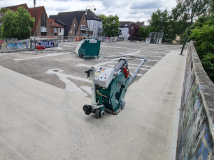 Kugelstrahlen Professionelles Kugelstrahlen zur Reinigung und Aufrauhung von Betonoberflächen für perfekten Haftverbund.
