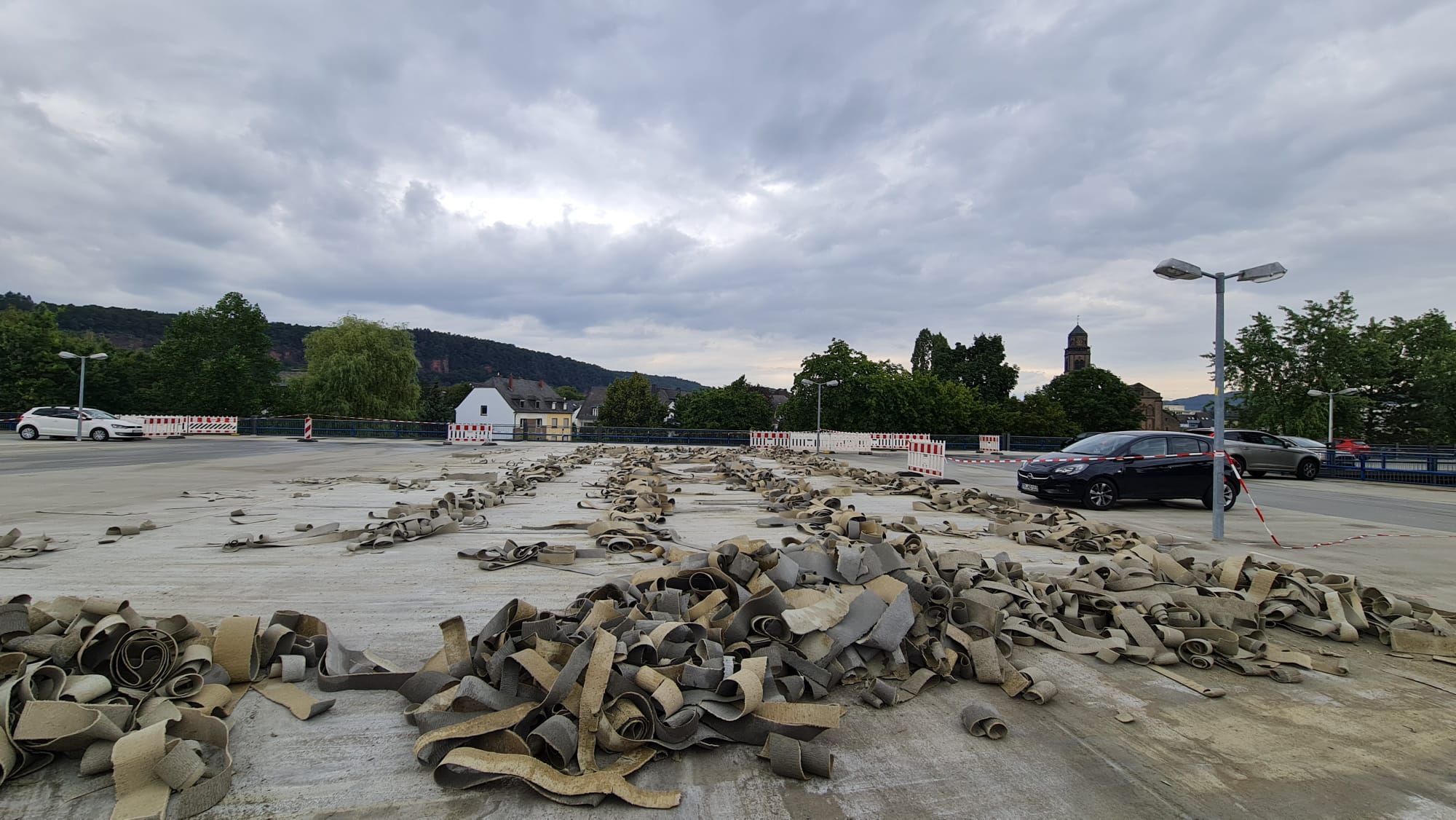 Der Aufsitz-Stripper T-2200 P90 bei der hocheffizienten Belagsentfernung von Vinyl- und Teppichböden für die professionelle Untergrundvorbereitung.